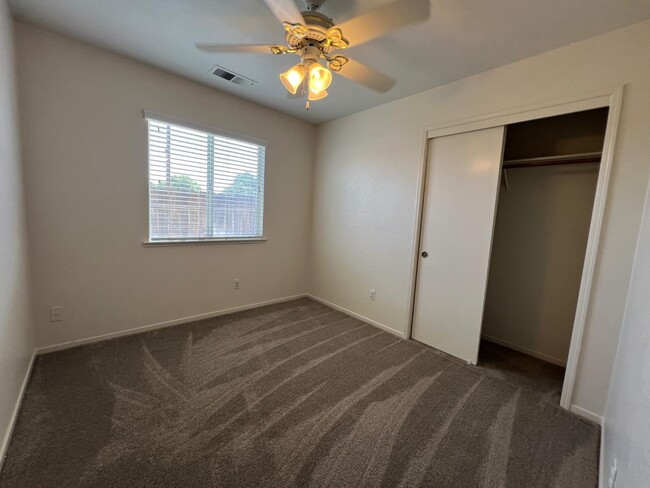 Building Photo - 995 Vineyard Way