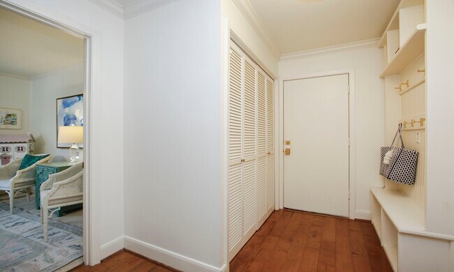 Building Photo - 827 St George Ln