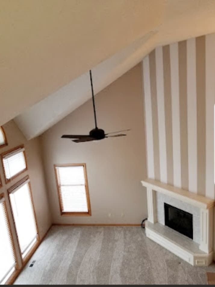 Living room : vaulted cielings - 21506 W 53rd Terrace