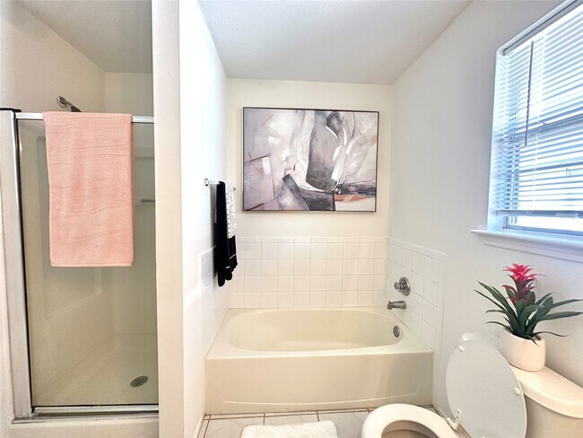 Building Photo - 8223 Golf Green Cir