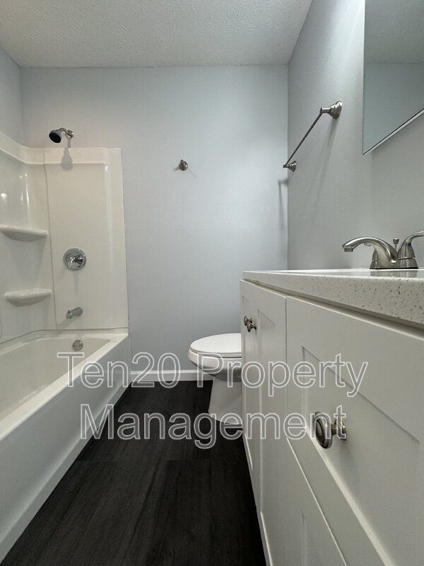 Building Photo - 302 26th St