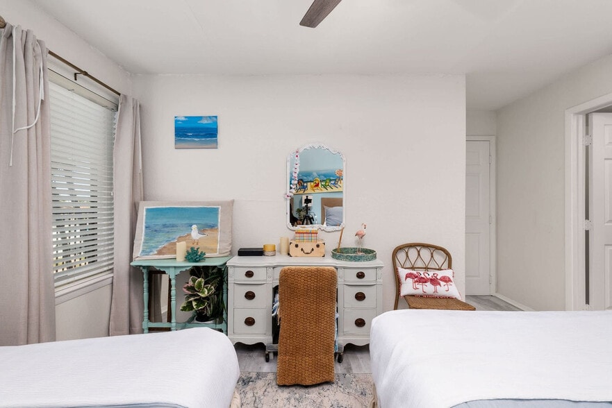 Building Photo - 134 E Huisache St