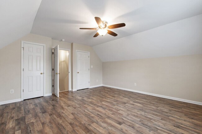 Building Photo - Charming 4-Bedroom with Backyard Retreat i...