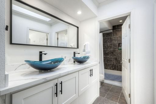 Building Photo - San Diego Coastal Dream Crown Point Jewel 3 or 6 Month lease only Partially Furnished Ready for M...