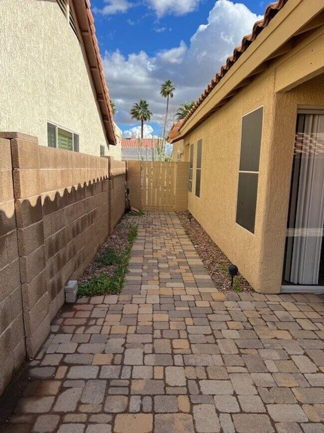 Building Photo - 11050 N 111th Way