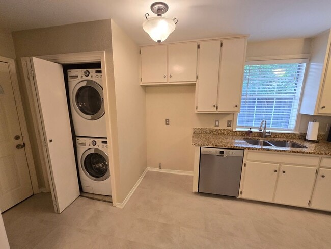 Building Photo - Midway Hollow 3 bed/2 bath Cottage Style Home