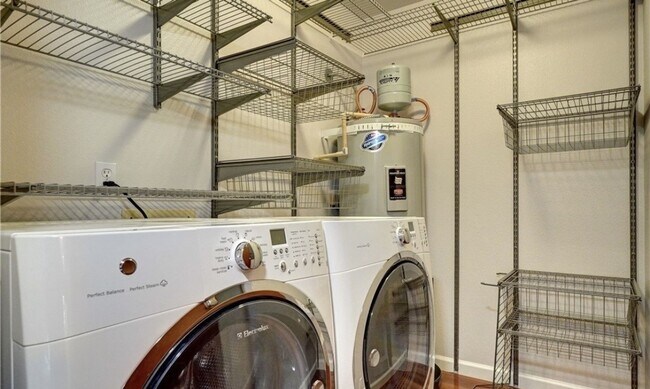 Building Photo - Charming 2 BR 2 Ba Apartment/Condo