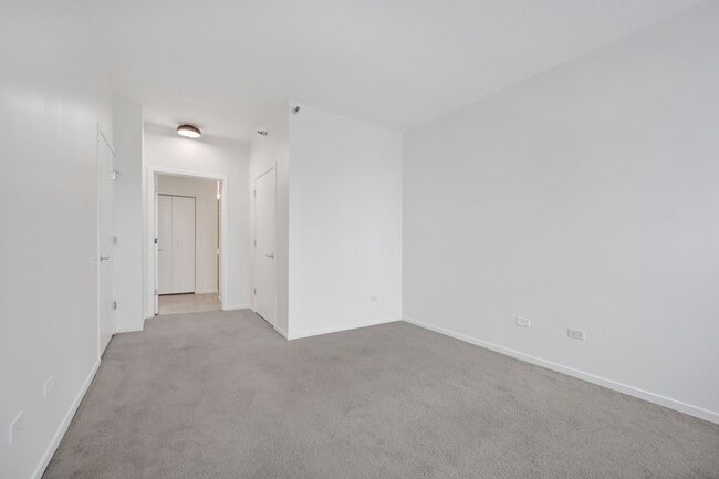 Building Photo - 600 N Kingsbury St