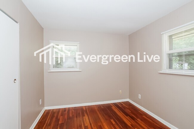 Building Photo - 651 Fairborn Rd