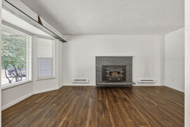 Building Photo - MOVE IN READY NOW! 2 bed 1 ba - Great location! Tumwater School District.