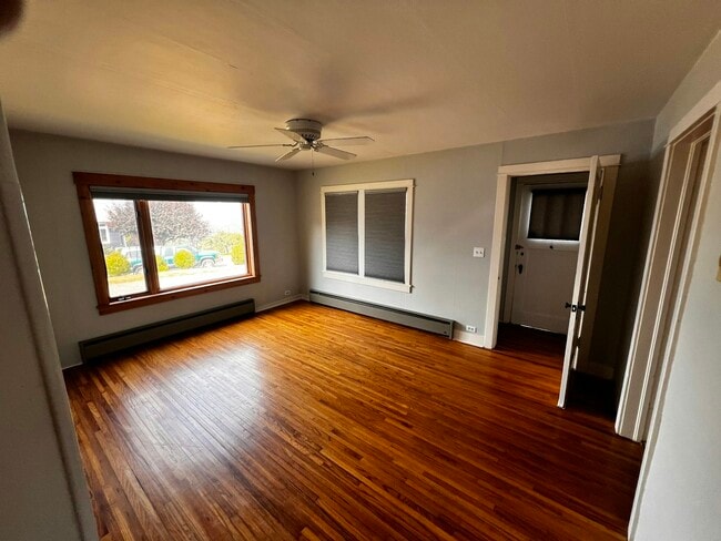 Building Photo - 1613 Hillcrest Dr