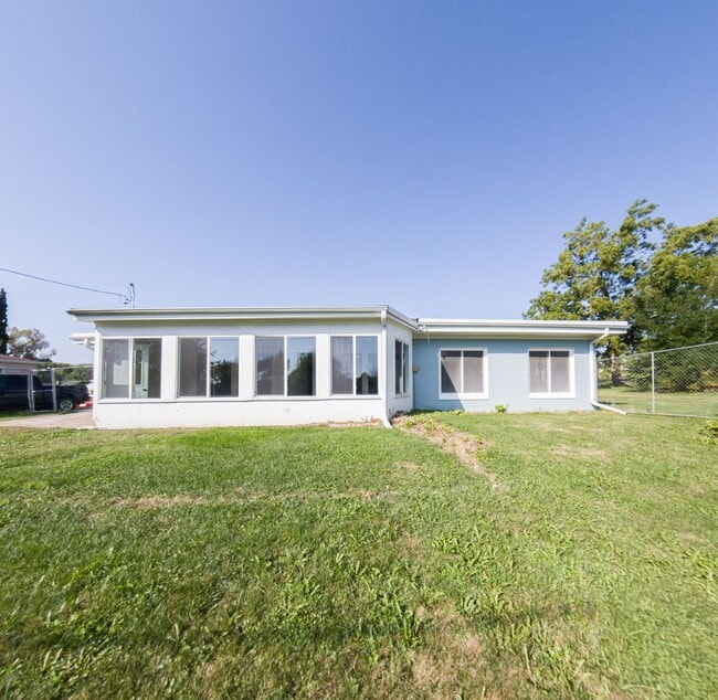 Building Photo - 3 Bedroom One Bathroom updated home