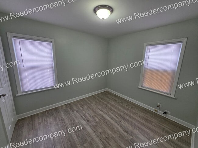 Building Photo - Large 4 bedroom 2 bathroom house