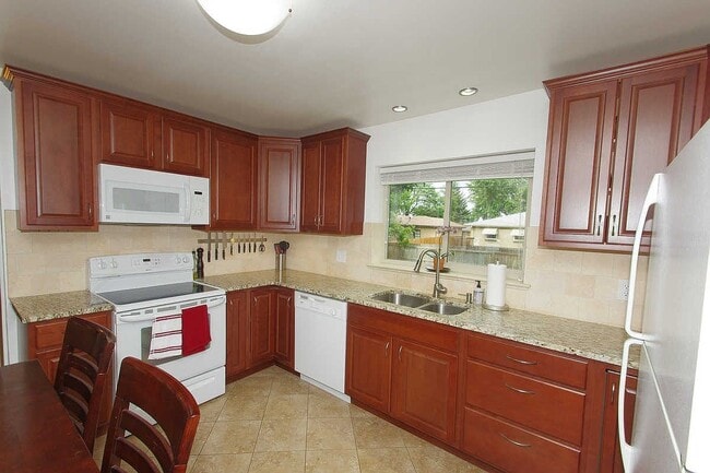 Building Photo - 1430 S Eaton Ct