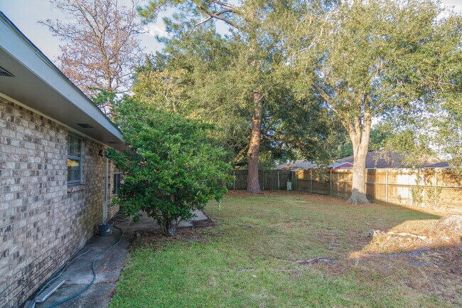 Building Photo - 111 Valencia Dr