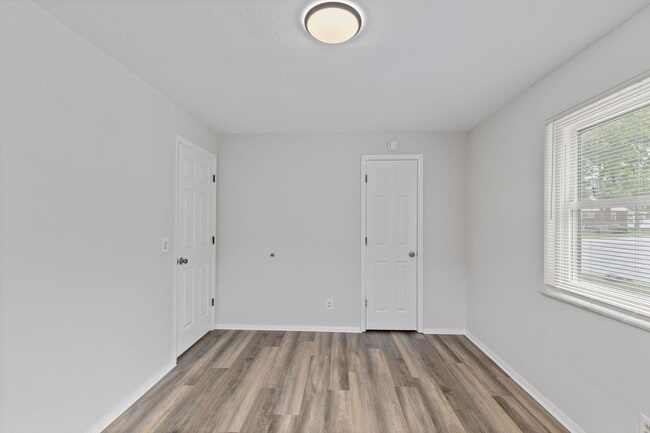 Building Photo - COLLEGE HILL- amazing 3 bedroom, 1.5 bathr...