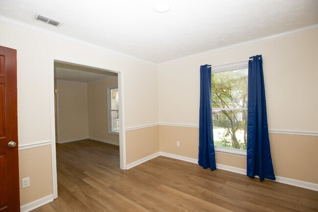 Building Photo - 330 Conifer Dr