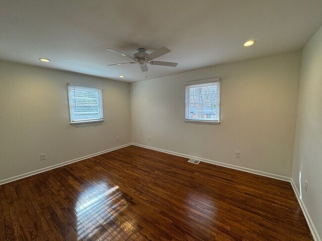 Building Photo - Black Mountain Gem Near Lake Tomahawk!