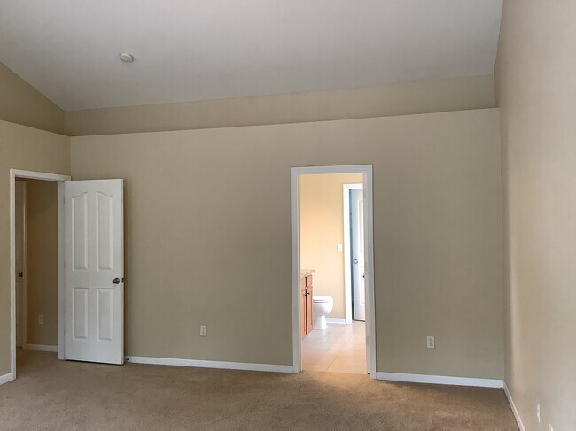 Building Photo - 11 Knoll Ridge Dr