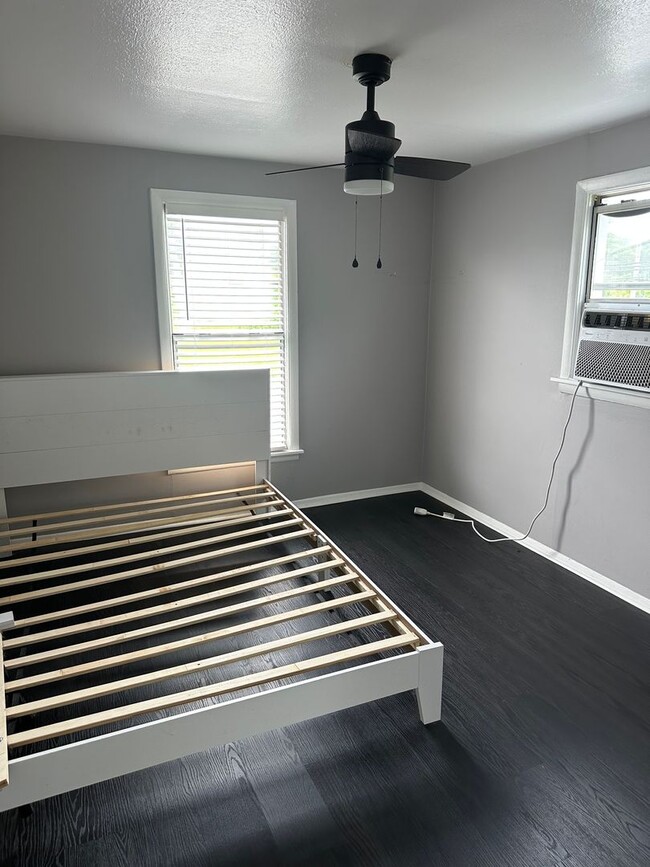 Building Photo - Nice 2 Bedroom 1 Bath Apartment above a salon. 1 Level