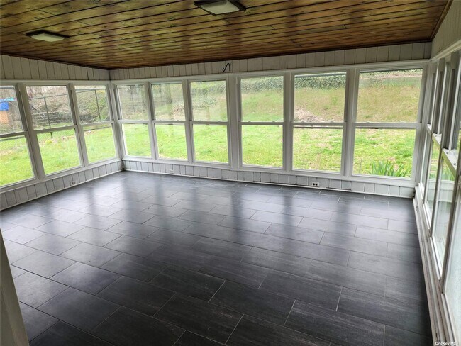 Building Photo - 14 Oakwood Rd