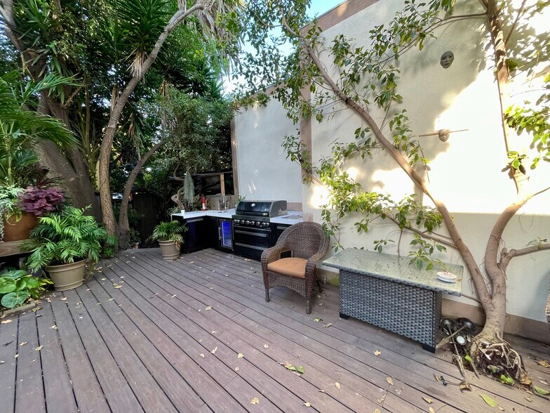 Shared courtyard with four other bungalows - 2918 Pacific Ave