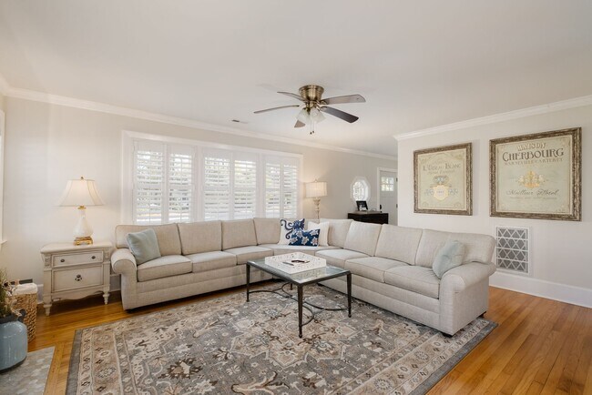Building Photo - Fully furnished- Beautiful Forest Hills Home