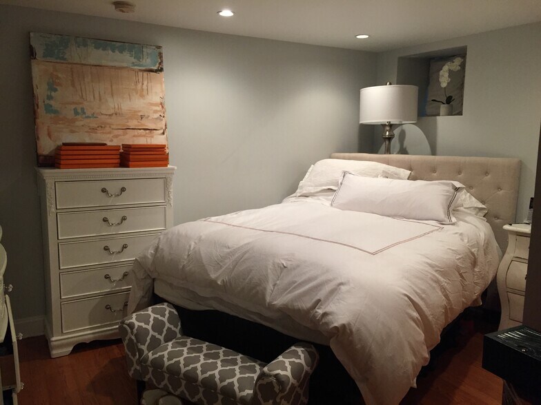 Bedroom w/ king size mattress - 707 College Ave