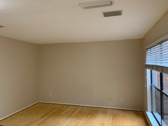 MASTER BEDROOM -ALL NEW FLOORING - 3949 Buena Vista St