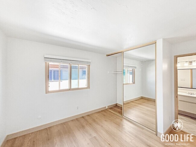 Building Photo - Beautiful 2B/1.5BA Condo W/ AC & Reserved Parking in Point Loma!