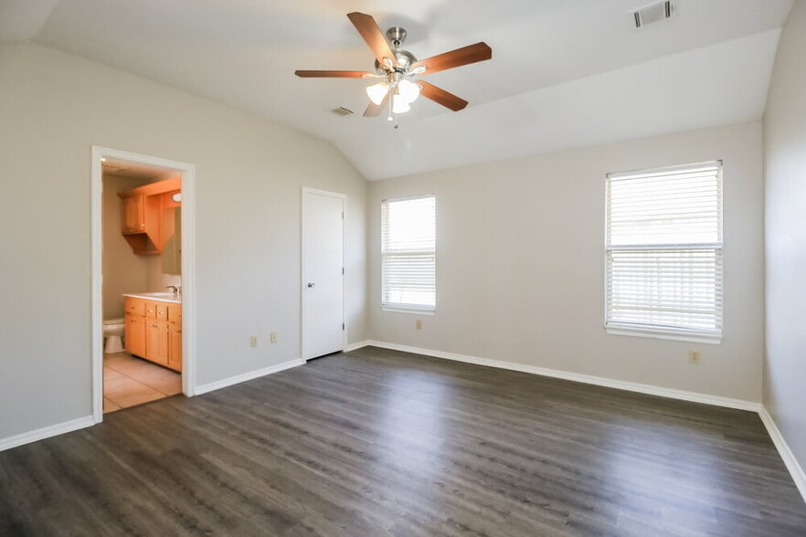 Building Photo - 600 NE 20th St