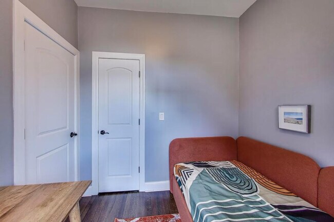 Building Photo - 1506 W Thome Ave