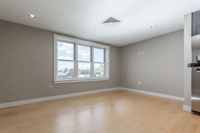 Building Photo - 2BR/2BA East Bayside Luxury Condo Near Old Port, W/D, Parking, Central AC, Views