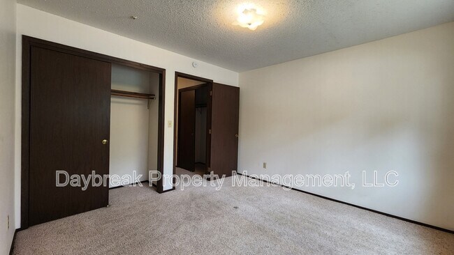 Building Photo - 3024-9 1/2 9 1/2 St N