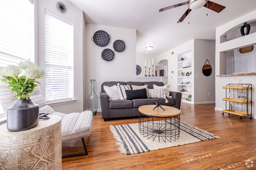 2BR,2BA - 1,016SF - Living Room - Lakes at Westview