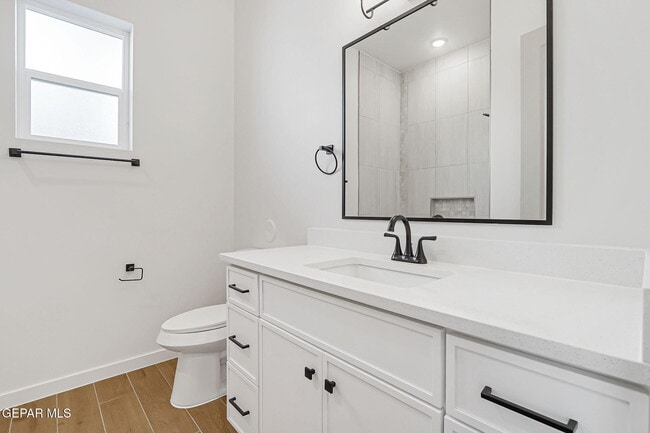 Building Photo - 832 Eltham Dr