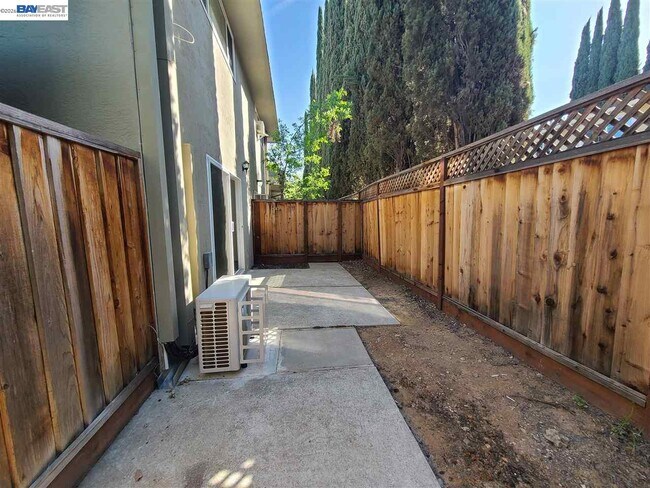 Building Photo - 749 Palomino Dr