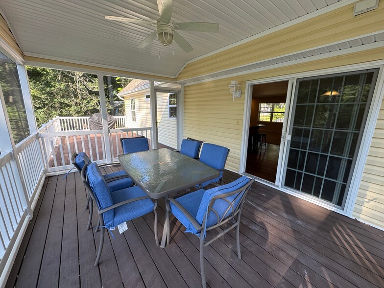 Building Photo - 2094 Fieldcrest Dr