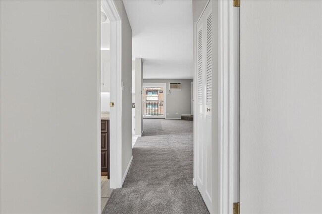 Building Photo - 604 W 65th St