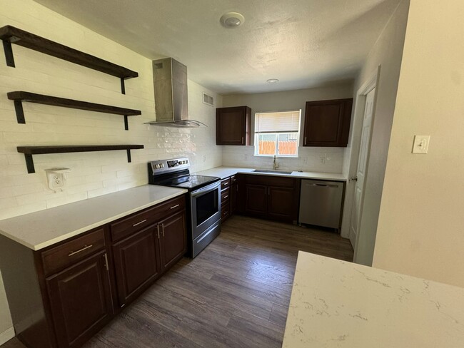 Building Photo - 640 Glen Oaks Blvd