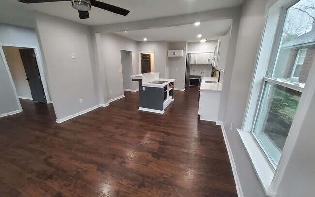 Building Photo - Newly Renovated with Luxury Features
