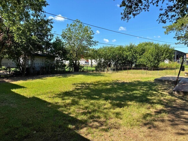 Building Photo - Charming 2 Bed, 1 Bath Home Close To MSU