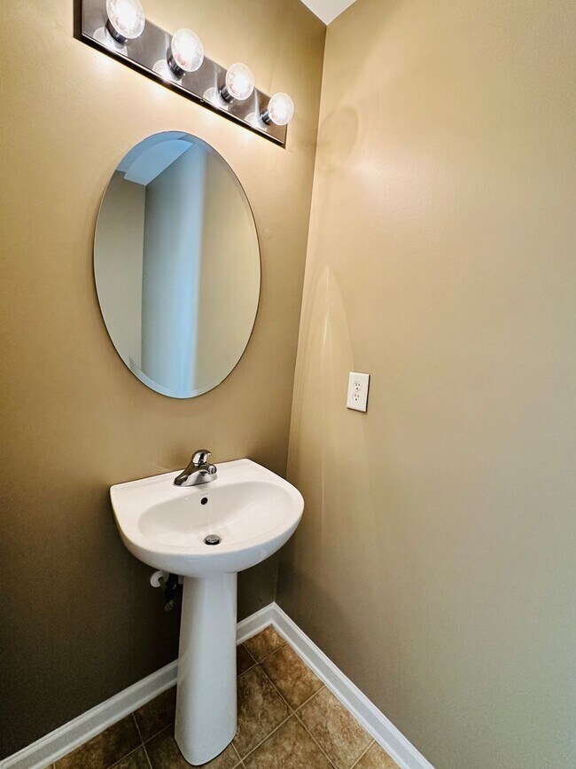 Building Photo - Three Bedroom Townhome Close to Everything