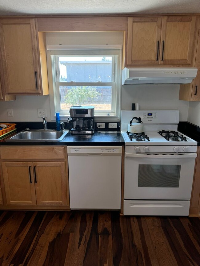 Building Photo - The Urban Sanctuary an adorable SHORT OR L...