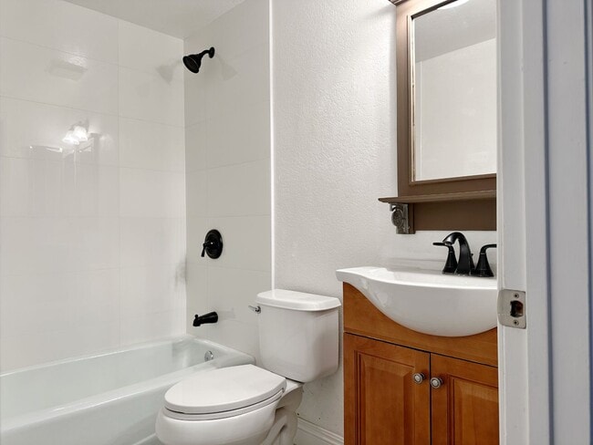 Building Photo - Spacious Single-Level Attached Home w/ Yard