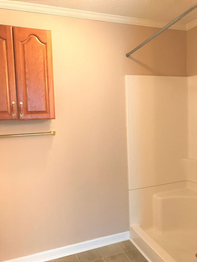 Building Photo - Lovely 3 Bedroom/2 Bathroom… Waiting for Y...