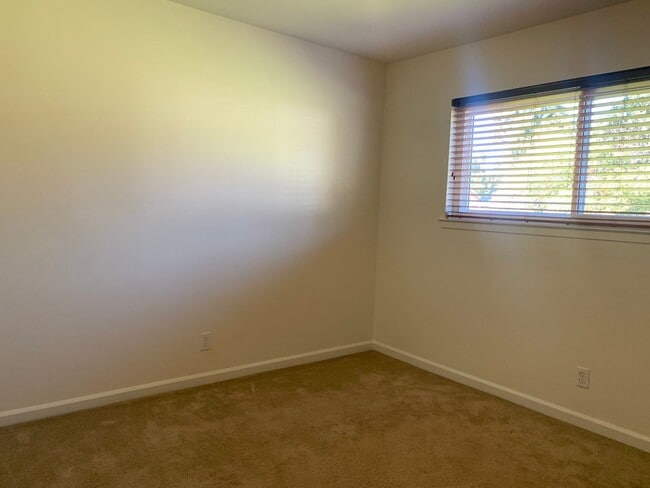 Building Photo - 3 bedroom 2 bath home with HUGE yard in Orangevale