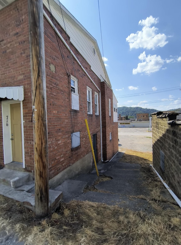 Building Photo - 716 Commerce St
