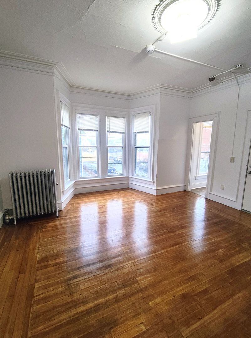 Building Photo - 50 Common St