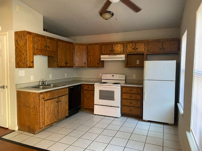 Building Photo - "Charming 1-Bedroom Retreat in Jonesboro's Heart – Cozy 500 Sq Ft Haven on Parnell Place!"